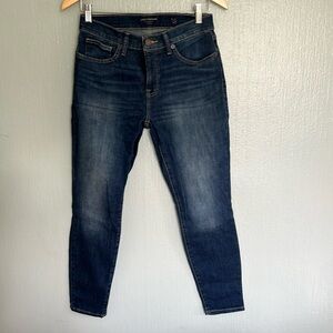 Women’s Lucky Brand Jeans Size 6. mid rise Skinny